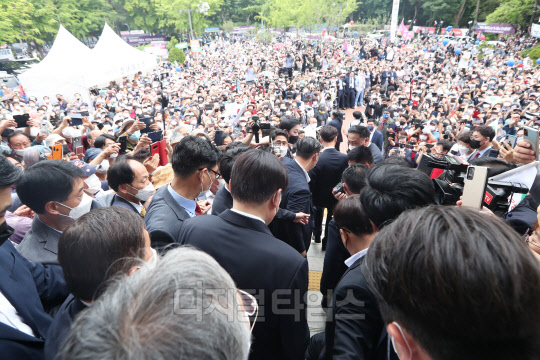 윤석열 전 검찰총장이 29일 오후 서울 서초구 양재동 매헌 윤봉길 의사 기념관 에서 대선 출마선언을 마찬 뒤 모습을 드러내고 있다. 이슬기 기자 9904sul@